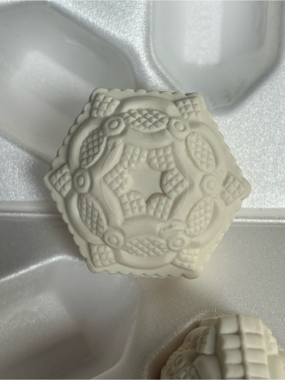 Vintage Avon 1876 Cape Cod Collection Dessert Bowl with White Soaps - Picture 7 of 9